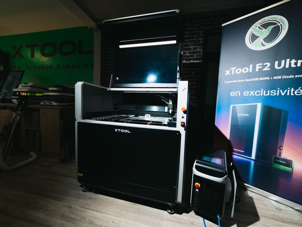La xTool MetalFab dans le showroom