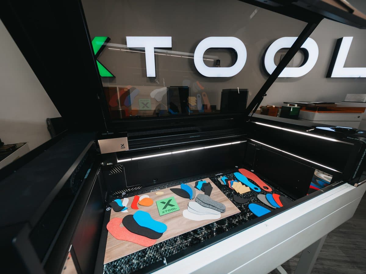 Le graveur xTool P3 ouvert, avec des pièces découpées