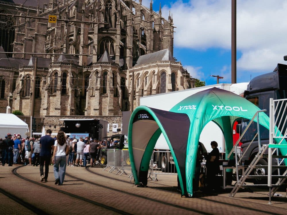 Le stand xTool au pied de la cathédrale du Mans