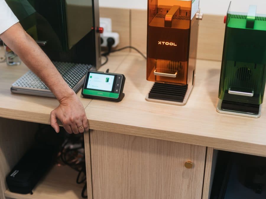 Graveurs laser compacts xTool sur le comptoir du showroom