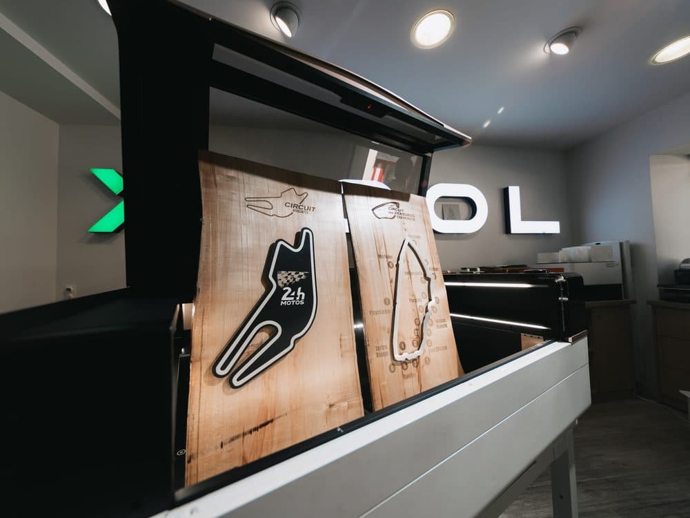 Plaques en bois gravées aux couleurs des 24 Heures du Mans