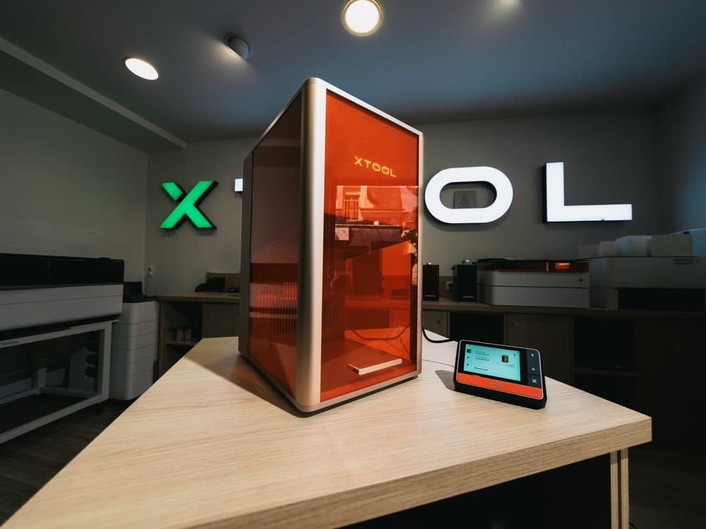 Une machine xTool mise en scène dans le showroom