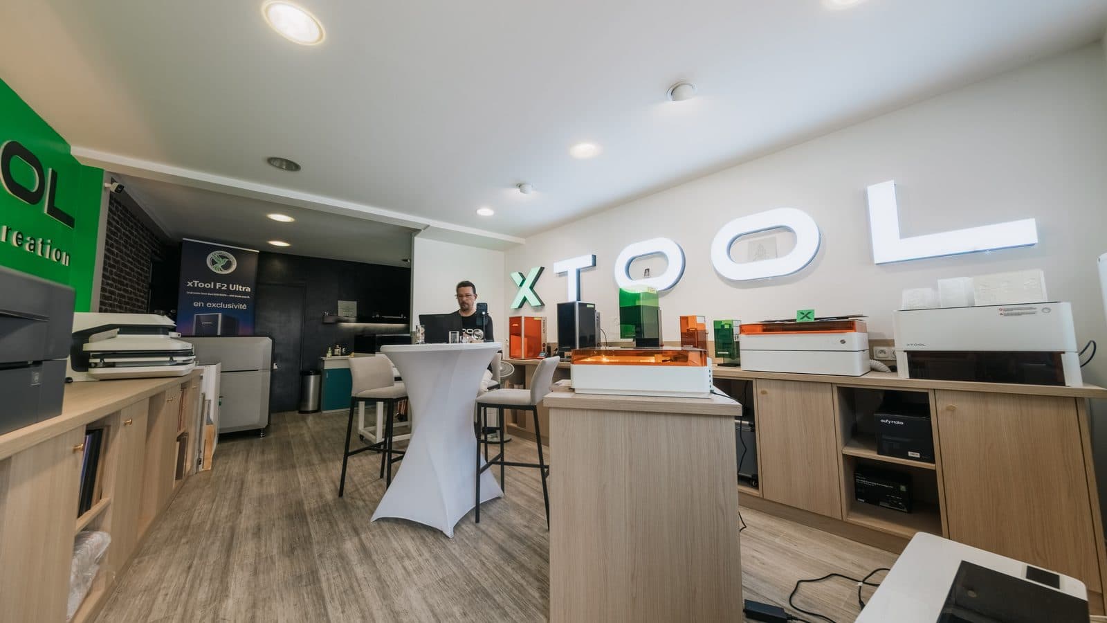 Vue d'ensemble du showroom CD3D, avec les machines xTool exposées